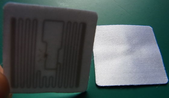 La etiqueta engomada modificada para requisitos particulares de la frecuencia ultraelevada RFID de la ropa marca 512 etiquetas de la ropa con etiqueta de Rfid de la memoria de los pedazos