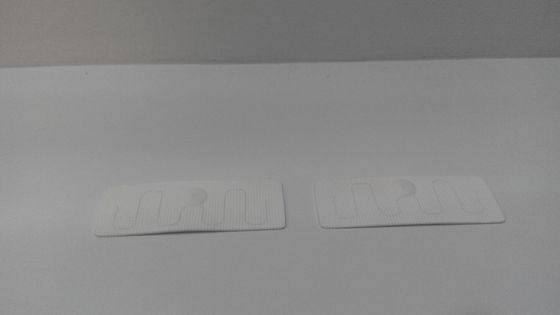 La etiqueta engomada tejida frecuencia ultraelevada del espacio en blanco RFID marca la etiqueta con etiqueta para la gestión de la ropa, ropa anti - contador